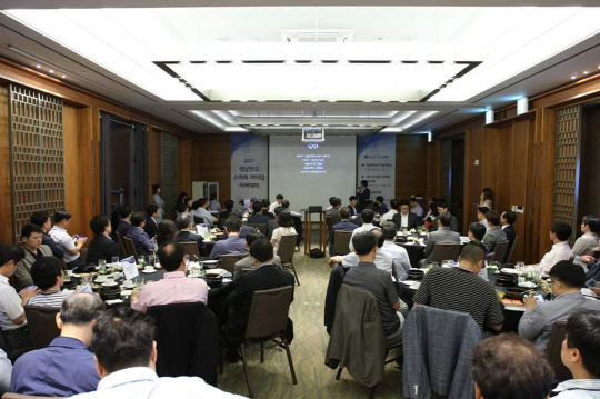 성남산업진흥재단이 27일 판교 메리어트 호텔에서 '성남판교 스마트 리더십 아카데미' 개최했다고 밝혔다. 4차 산업혁명시대에 직면한 중소벤처기업들이 생존력을 높이기 위해서는 끊임없는 기술혁신과 지식재산의 확보가 중요하다. 성남시와 성남산업진흥재단은 이를 위해 120여 명의 기업인과 전문가가 참석한 이번 아카데미를 개최하게 됐다. 성남산업진흥재단 제공